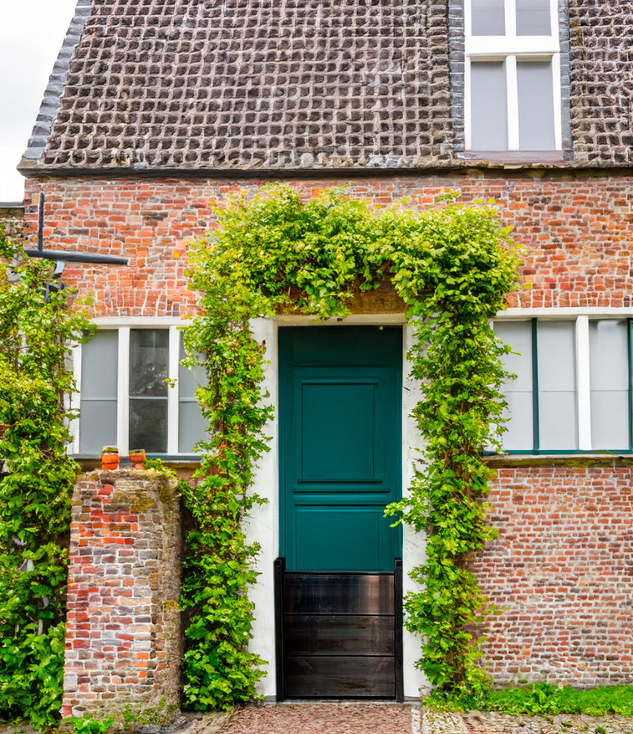 Façade de maison avec une porte et une barrière anti-inondation