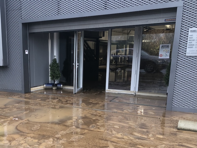 Devant de magasin apres les inondations