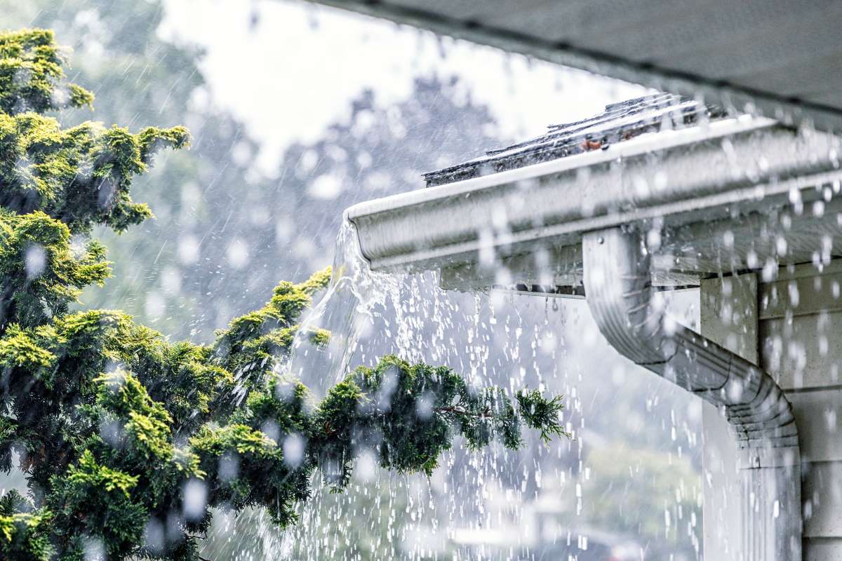 De fortes pluies qui s'abattent sur une habitation